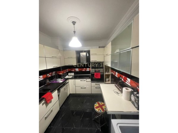 Tirane, jepet me qera apartament 2+1 Kati 6, 130 m² 1.200 € 