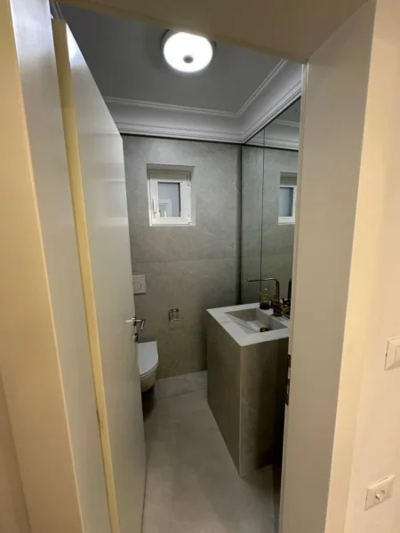 Tirane, jepet me qera zyre Kati 2, 130 m² 2.000 € 