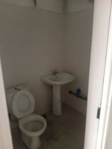 Tirane, jepet me qera ambjent biznesi Kati 1, 110 m² 800 € (Rruga "4 Deshmoret")