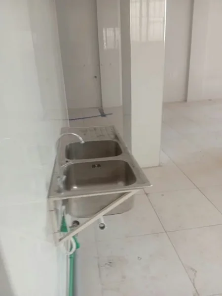 Tirane, jepet me qera ambjent biznesi Kati 1, 110 m² 800 € (Rruga "4 Deshmoret")