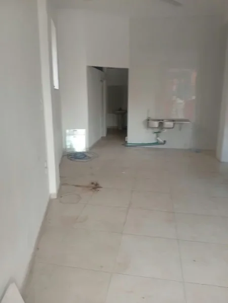 Tirane, jepet me qera ambjent biznesi Kati 1, 110 m² 800 € (Rruga "4 Deshmoret")