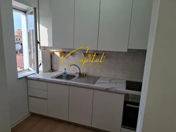 Tirane, jepet me qera apartament 1+1 Kati 3, 60 m² 550 € (RRUGA FERIT XHAJKO)