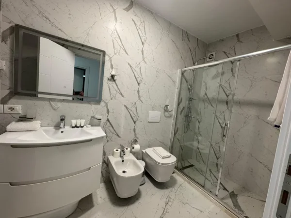 Tirane, shitet apartament 2+1+Ballkon Kati 2, 89 m² 240.000 € (Blloku, Gjimnazi Petro Nini)