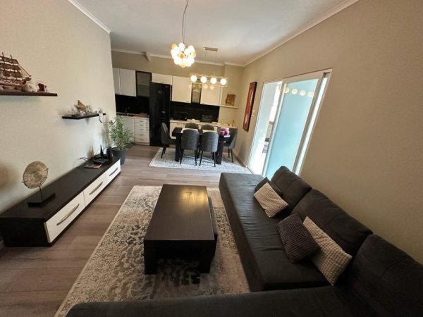 Tirane, jepet me qera apartament 2+1 Kati 4, 90 m² 750 € 