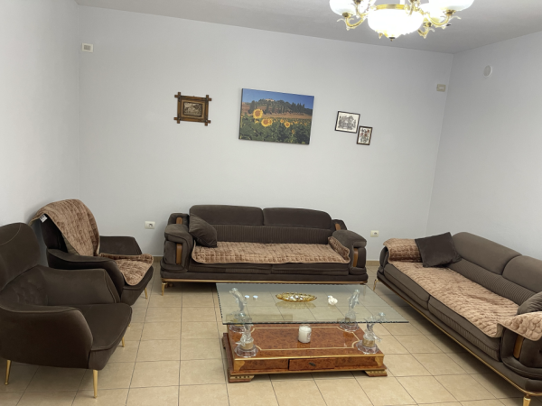 Shkoder, jepet me qera shtepi 2+1+Ballkon Kati 1, 200 m² 300 € (teodor ipen)