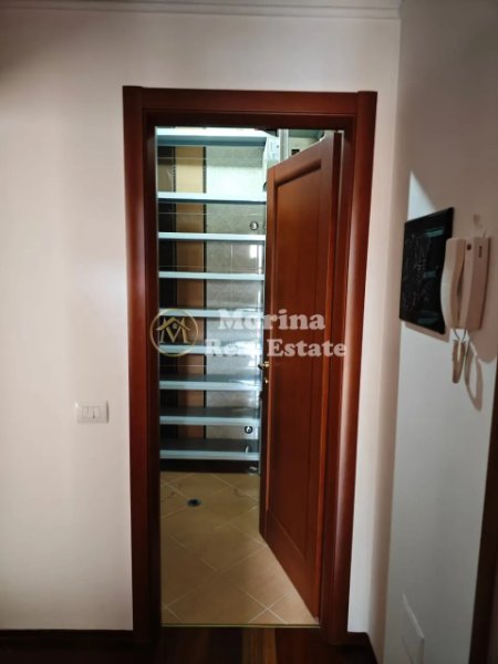 Tirane, jepet me qera apartament 2+1 Kati 2, 140 m² 1.200 € (Rruga Bogdaneve)