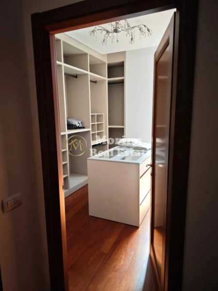 Tirane, jepet me qera apartament 2+1 Kati 2, 140 m² 1.200 € (Rruga Bogdaneve)