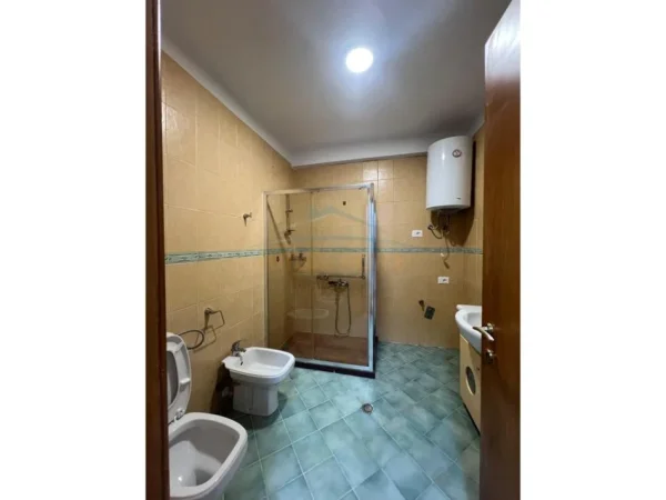 Tirane, shitet apartament 2+1+Ballkon Kati 7, 109 m² 175.000 € (Kinostudio)