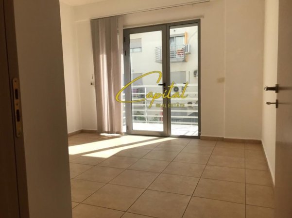 Tirane, jepet me qera ambjent biznesi Kati 2, 68 m² 400 € (RRUGA 5 MAJI)