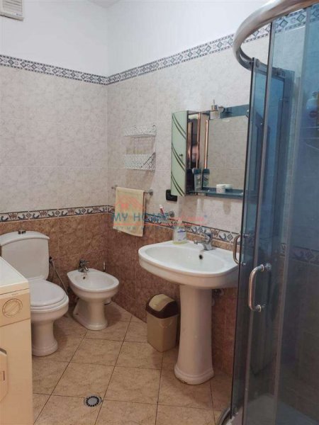 Tirane, jepet me qera apartament 2+1+Ballkon Kati 9, 105 m² 650 € (Komuna e Parisit)