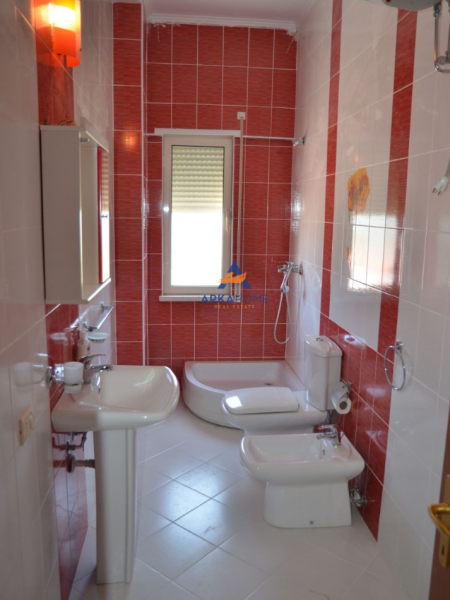 Tirane, jepet me qera apartament 4+1+Ballkon Kati 5, 210 m² 1.200 € (LIQENI I THATE)