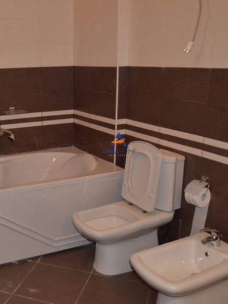 Tirane, jepet me qera apartament 4+1+Ballkon Kati 5, 210 m² 1.200 € (LIQENI I THATE)