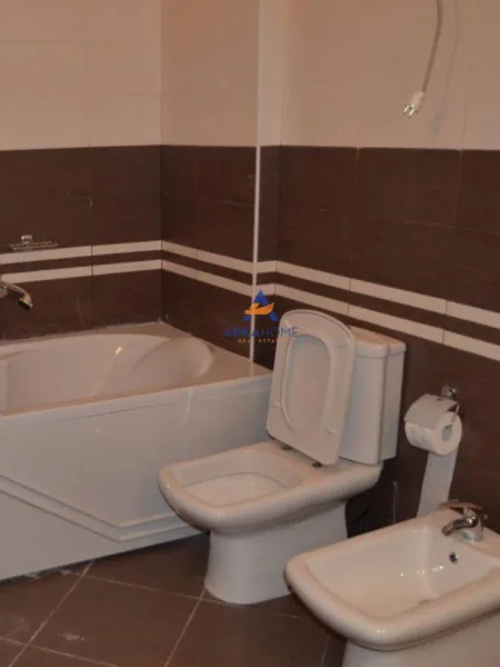 Tirane, jepet me qera apartament 4+1+Ballkon Kati 5, 210 m² 1.200 € (LIQENI I THATE)