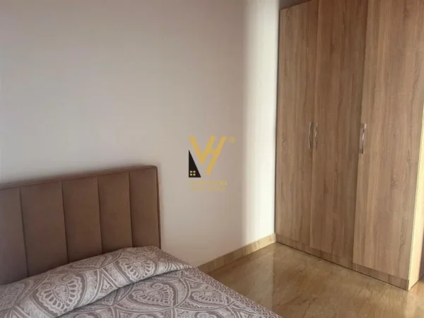 Tirane, jepet me qera apartament 2+1+Ballkon Kati 4, 90 m² 450 € (MULLET)