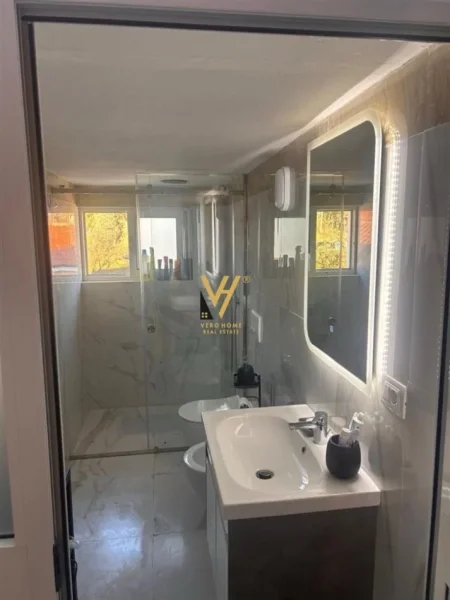 Tirane, jepet me qera apartament 2+1+Ballkon Kati 4, 90 m² 450 € (MULLET)