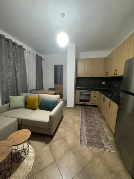 Tirane, jepet me qera apartament 1+1 Kati 5, 63 m² 500 € (Kristal Center)