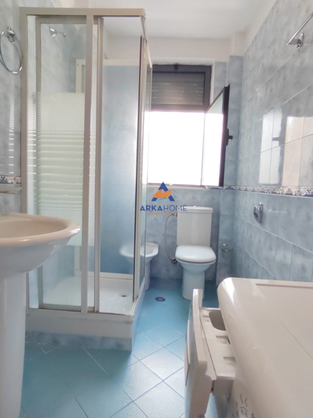Tirane, jepet me qera apartament 1+1+Ballkon Kati 6, 75 m² 550 € (RRUGA NDRE MJEDA,ISH PARKU I AUTOBUZAVE)