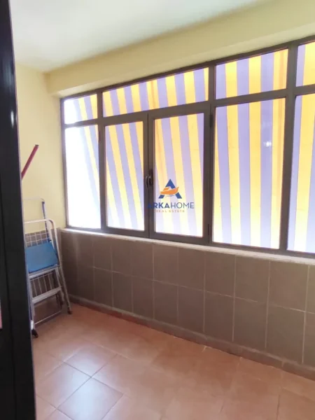Tirane, jepet me qera apartament 1+1+Ballkon Kati 6, 75 m² 550 € (RRUGA NDRE MJEDA,ISH PARKU I AUTOBUZAVE)