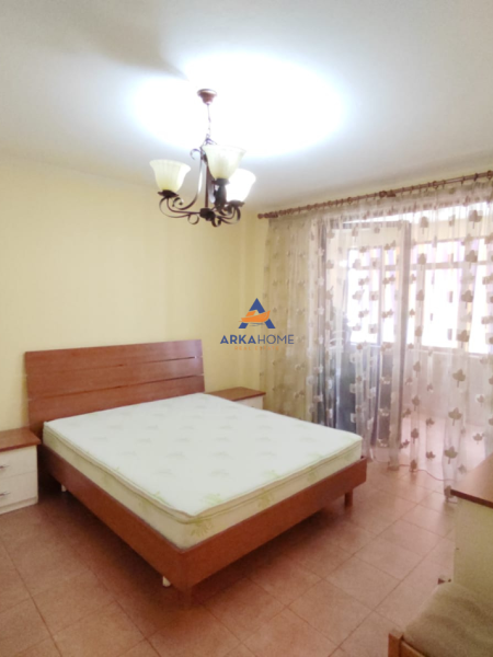 Tirane, jepet me qera apartament 1+1+Ballkon Kati 6, 75 m² 550 € (RRUGA NDRE MJEDA,ISH PARKU I AUTOBUZAVE)