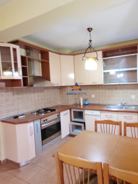 Tirane, jepet me qera apartament 1+1+Ballkon Kati 6, 75 m² 550 € (RRUGA NDRE MJEDA,ISH PARKU I AUTOBUZAVE)