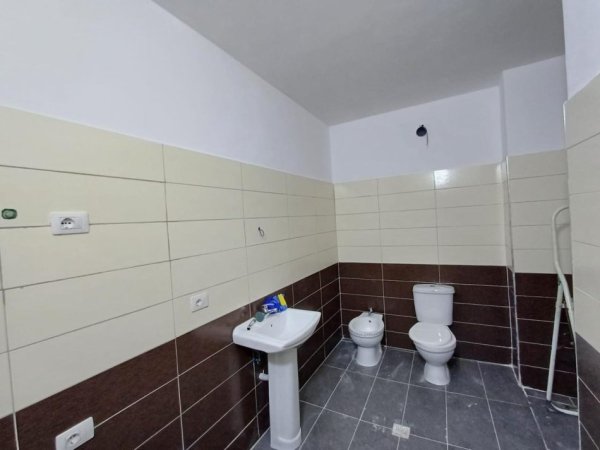 Tirane, jepet me qera apartament 2+1+Ballkon Kati 6, 109 m² 400 € (rruga bulevardi blu)
