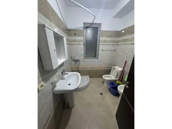 Tirane, jepet me qera apartament 2+1 Kati 1, 95 m² 450 € (FRESKU)