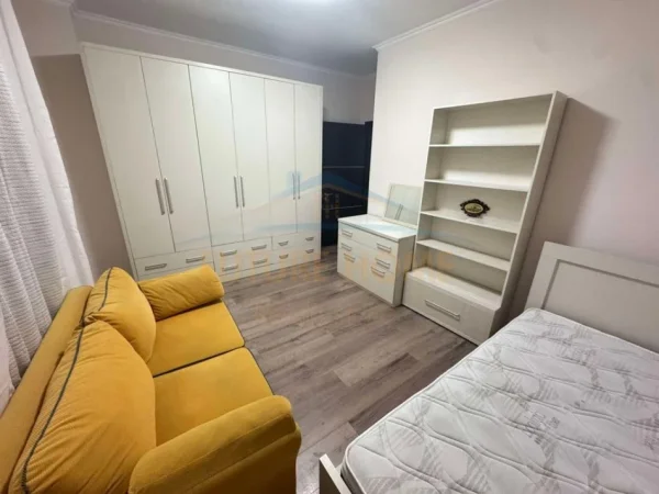 Tirane, jepet me qera apartament 2+1 Kati 1, 95 m² 450 € (FRESKU)