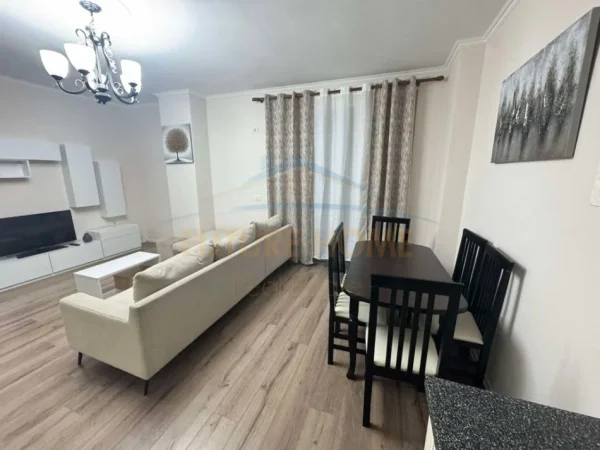 Tirane, jepet me qera apartament 2+1 Kati 1, 95 m² 450 € (FRESKU)