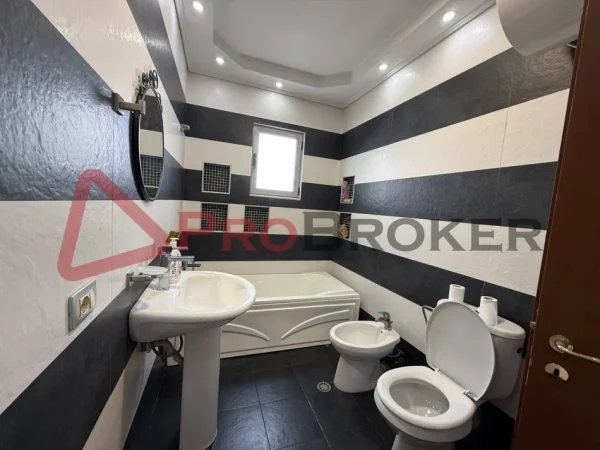 Tirane, shitet apartament 2+1+Ballkon Kati 3, 87 m² 193.000 € (Prane Kristal Center)