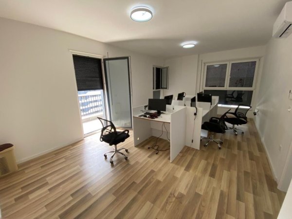 Tirane, jepet me qera apartament 2+1 Kati 9, 110 m² 550 € (PERBALLE GJYKATES ADMINISTRATIVE)