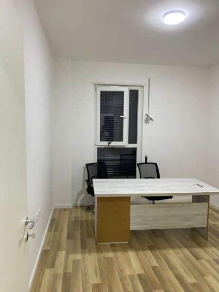 Tirane, jepet me qera apartament 2+1 Kati 9, 110 m² 550 € (PERBALLE GJYKATES ADMINISTRATIVE)