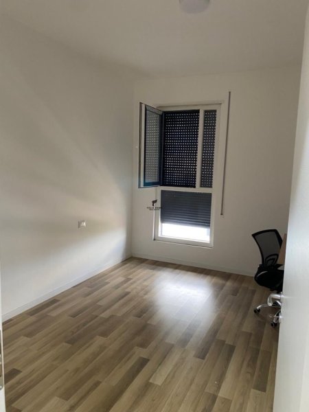 Tirane, jepet me qera apartament 2+1 Kati 9, 110 m² 550 € (PERBALLE GJYKATES ADMINISTRATIVE)