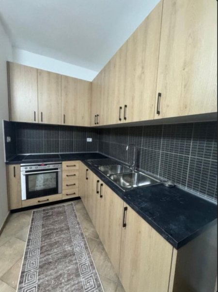 Tirane, jepet me qera apartament 1+1+Ballkon Kati 5, 60 m² 500 € (robert shvarc)