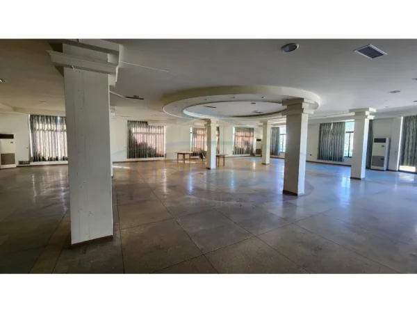 Tirane, jepet me qera ambjent biznesi Kati 0, 580 m² 1.500 € (Vore)