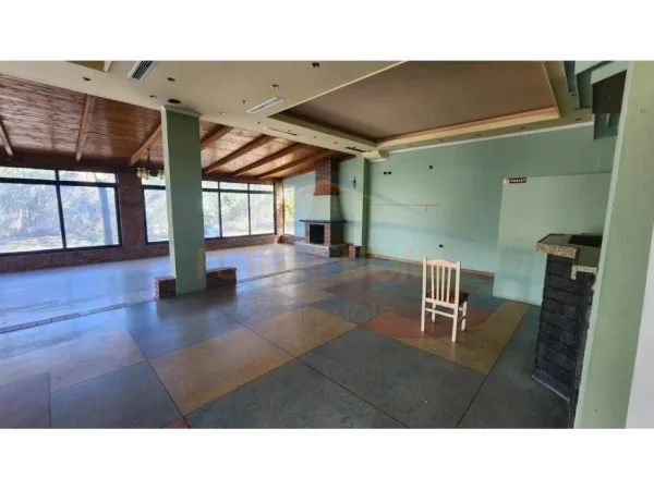 Tirane, jepet me qera ambjent biznesi Kati 0, 580 m² 1.500 € (Vore)