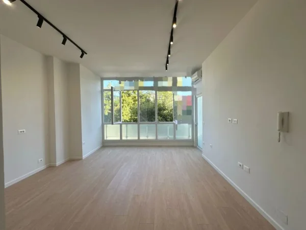 Tirane, jepet me qera zyre Kati 2, 55 m² 500 € (rruga Reshit Petrela)