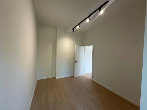 Tirane, jepet me qera zyre Kati 2, 55 m² 500 € (rruga Reshit Petrela)