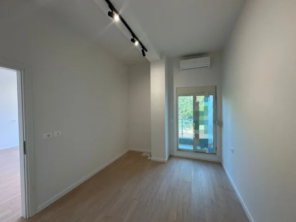 Tirane, jepet me qera zyre Kati 2, 55 m² 500 € (rruga Reshit Petrela)