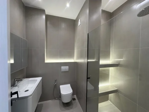 Tirane, jepet me qera zyre Kati 2, 55 m² 500 € (rruga Reshit Petrela)