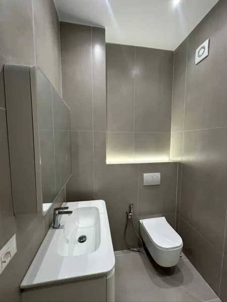 Tirane, jepet me qera zyre Kati 2, 55 m² 500 € (rruga Reshit Petrela)