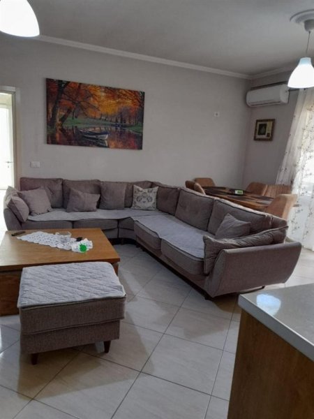 Tirane, jepet me qera apartament 2+1+Ballkon Kati 2, 125 m² 550 € (fresku)