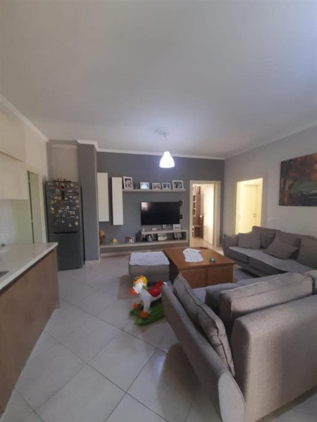 Tirane, jepet me qera apartament 2+1+Ballkon Kati 2, 125 m² 550 € (fresku)