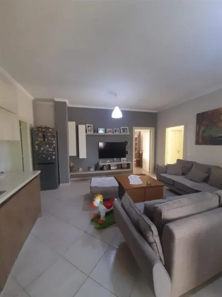 Tirane, jepet me qera apartament 2+1+Ballkon Kati 2, 125 m² 550 € (fresku)