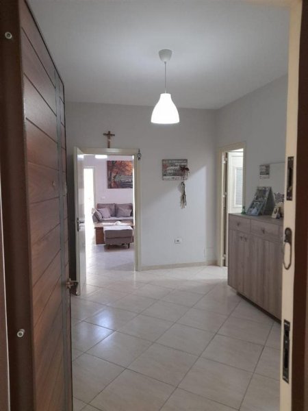 Tirane, jepet me qera apartament 2+1+Ballkon Kati 2, 125 m² 550 € (fresku)
