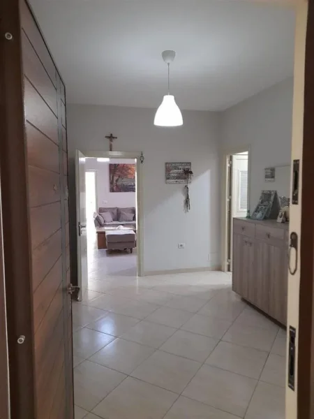 Tirane, jepet me qera apartament 2+1+Ballkon Kati 2, 125 m² 550 € (fresku)