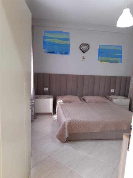 Tirane, jepet me qera apartament 2+1+Ballkon Kati 2, 125 m² 550 € (fresku)