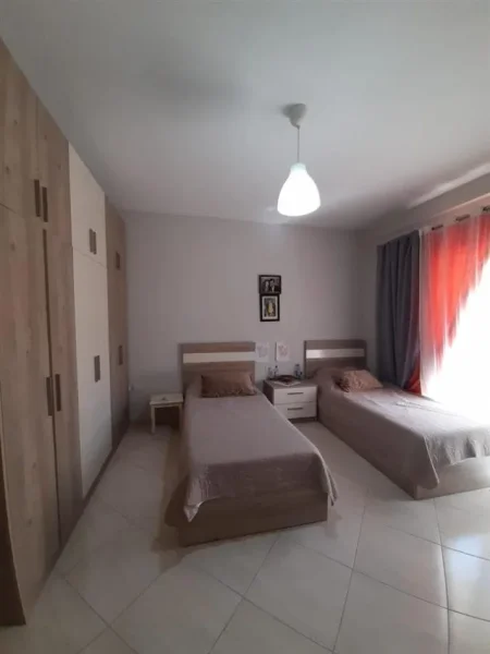 Tirane, jepet me qera apartament 2+1+Ballkon Kati 2, 125 m² 550 € (fresku)