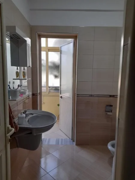Tirane, jepet me qera apartament 2+1+Ballkon Kati 2, 125 m² 550 € (fresku)
