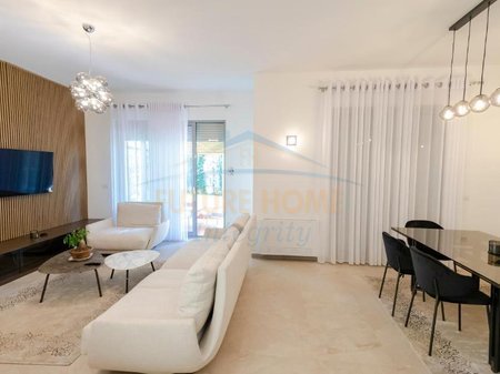 Tirane, jepet me qera Vile 3 Katshe Kati 0, 380 m² 2.500 € (Sauk, Rezidenca Porta e Gjelber)