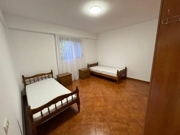 Tirane, jepet me qera apartament 1+1 Kati 1, 55 m² 400 € (Qytet Studenti)